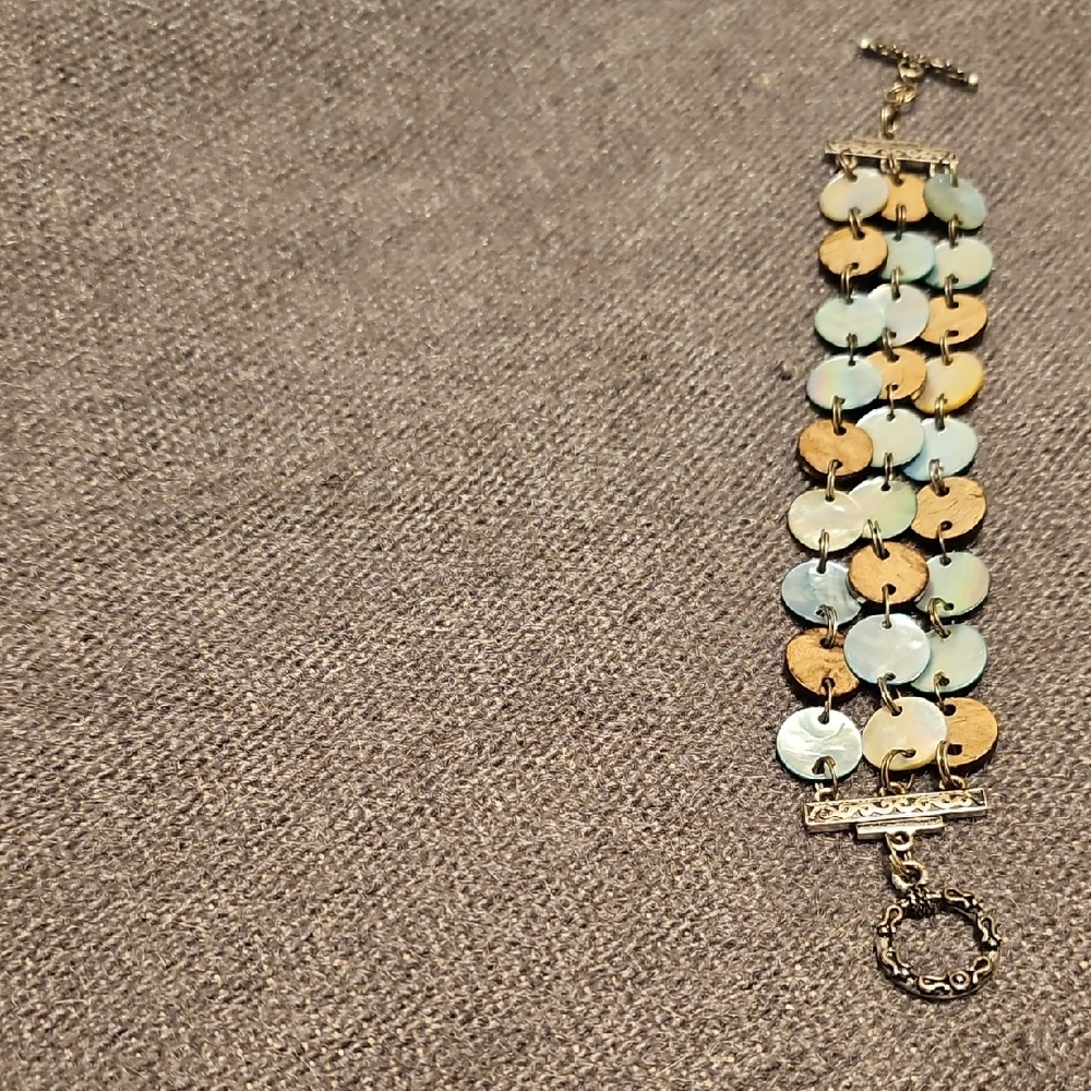 Elegant Shell-style Toggle Bracelet